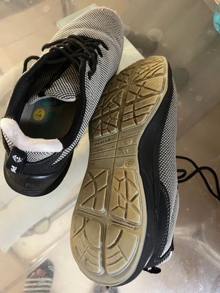 Zapatos de trabajo negros y blancos