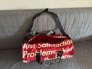 Bolso deportivo rojo con estampado