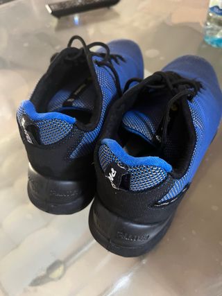 Zapatos de trabajo azules y negros