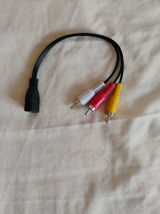 Adaptador USB macho a 3 RCA hembra.