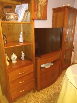 Mueble de madera con vitrina