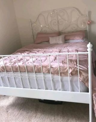 Cama de metal con detalles
