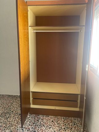 Armario de madera marrón y dorado
