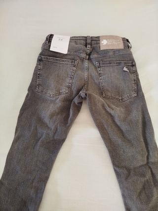 Pantalón vaquero Bershka gris oscuro talla 34