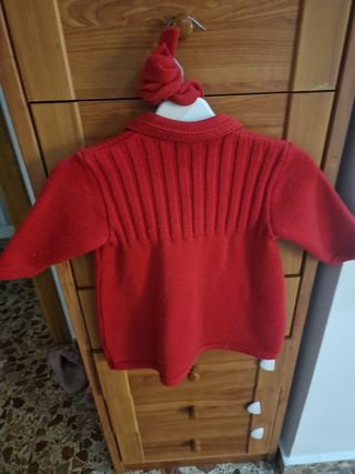 Abrigo rojo lana 9 meses con capota