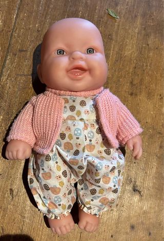 Muñeco bebé con ropa y accesorios