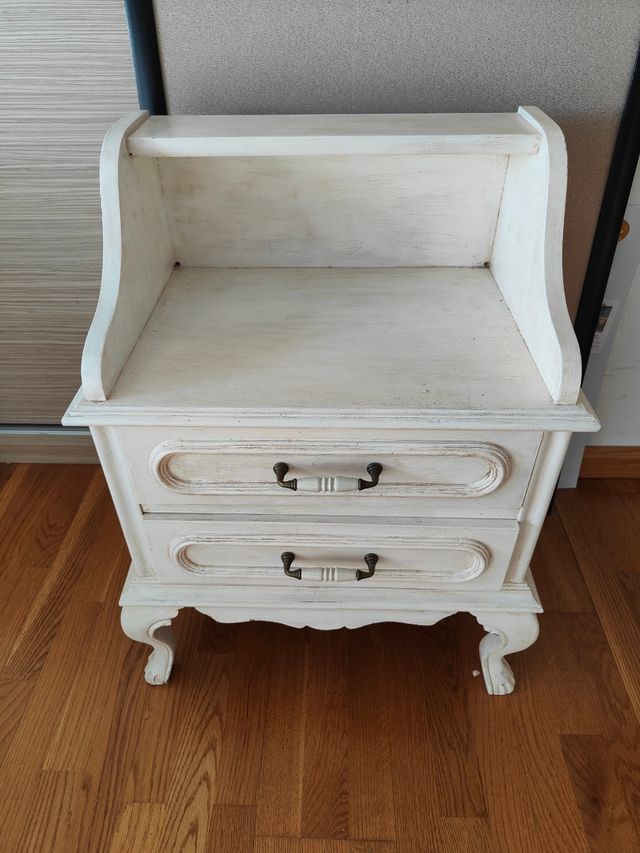 Mesita de noche vintage, estilo envejecido.