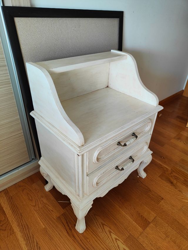 Mesita de noche vintage, estilo envejecido.