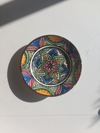 Plato decorativo de cerámica pintado a mano