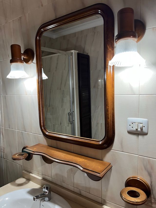 Accesorios de baño,  espejo, repisa, colgador...