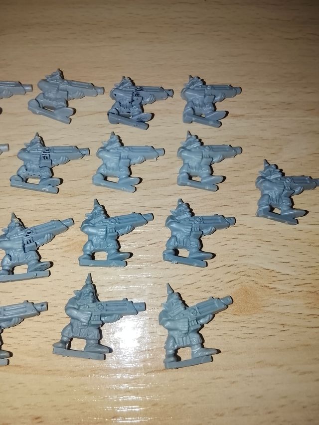 Warhammer 40K 21 Miniatures Goblin minis Gretchin