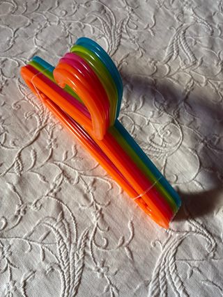 8 Perchas Infantiles Plástico Colores