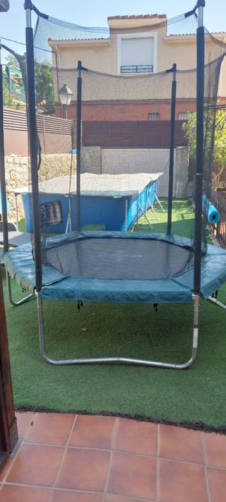 Cama elástica con red de seguridad hexagonal