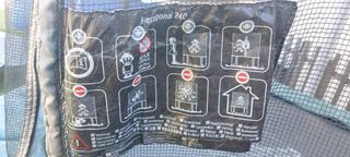 Cama elástica con red de seguridad hexagonal