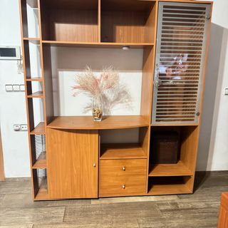 Mueble de comedor de madera y cristal