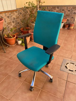 Silla de oficina ergonómica.
