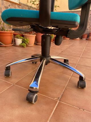 Silla de oficina ergonómica.