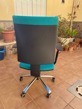 Silla de oficina ergonómica.