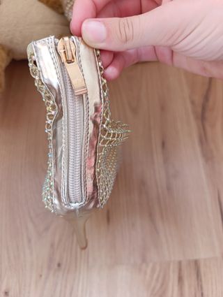 Botines dorados con brillos y tacón