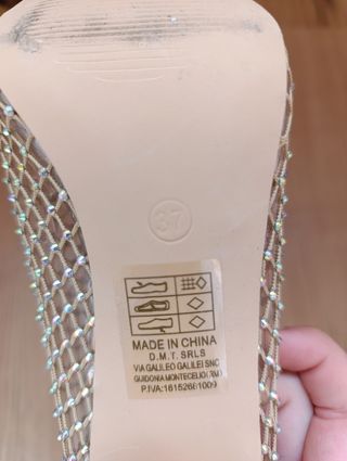 Botines dorados con brillos y tacón