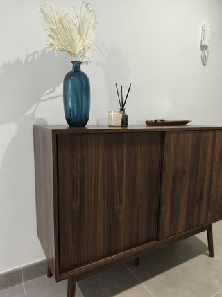 Aparador de madera efecto nogal sin usar.