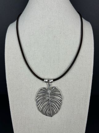 Gargantilla hoja cuero y baño de plata