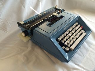 Máquina de escribir Olivetti Studio 46 azul