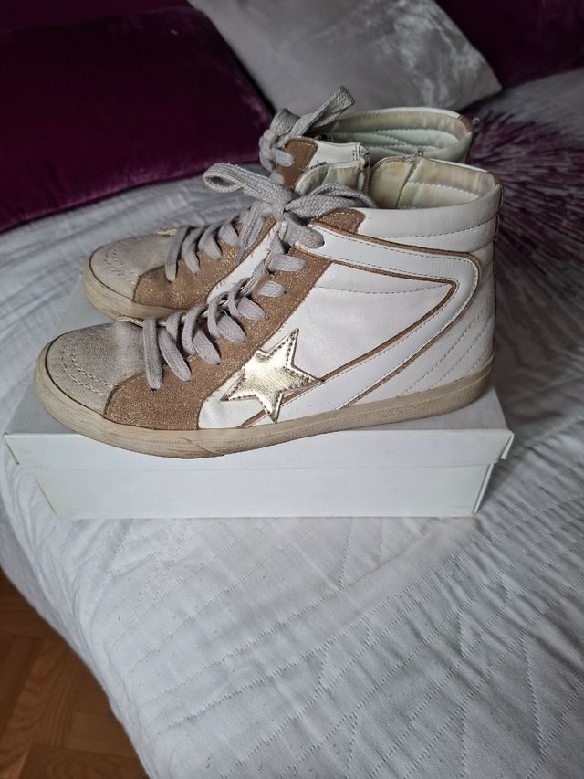 Zapatillas deportivas altas doradas y blancas