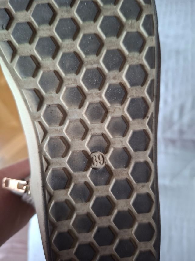 Zapatillas deportivas altas doradas y blancas