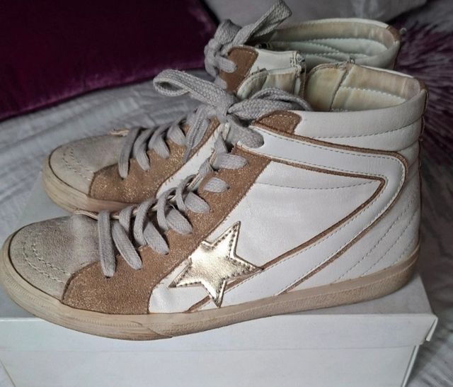 Zapatillas deportivas altas doradas y blancas