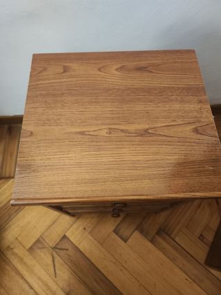 Mesita de noche o auxiliar de madera