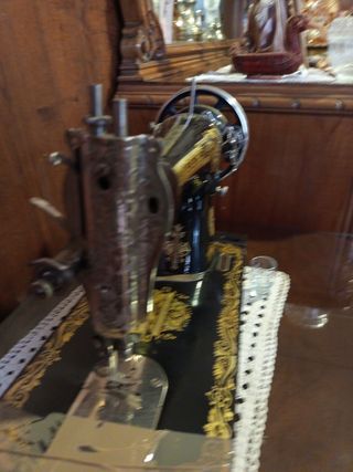 Máquina de coser Singer antigua con mueble