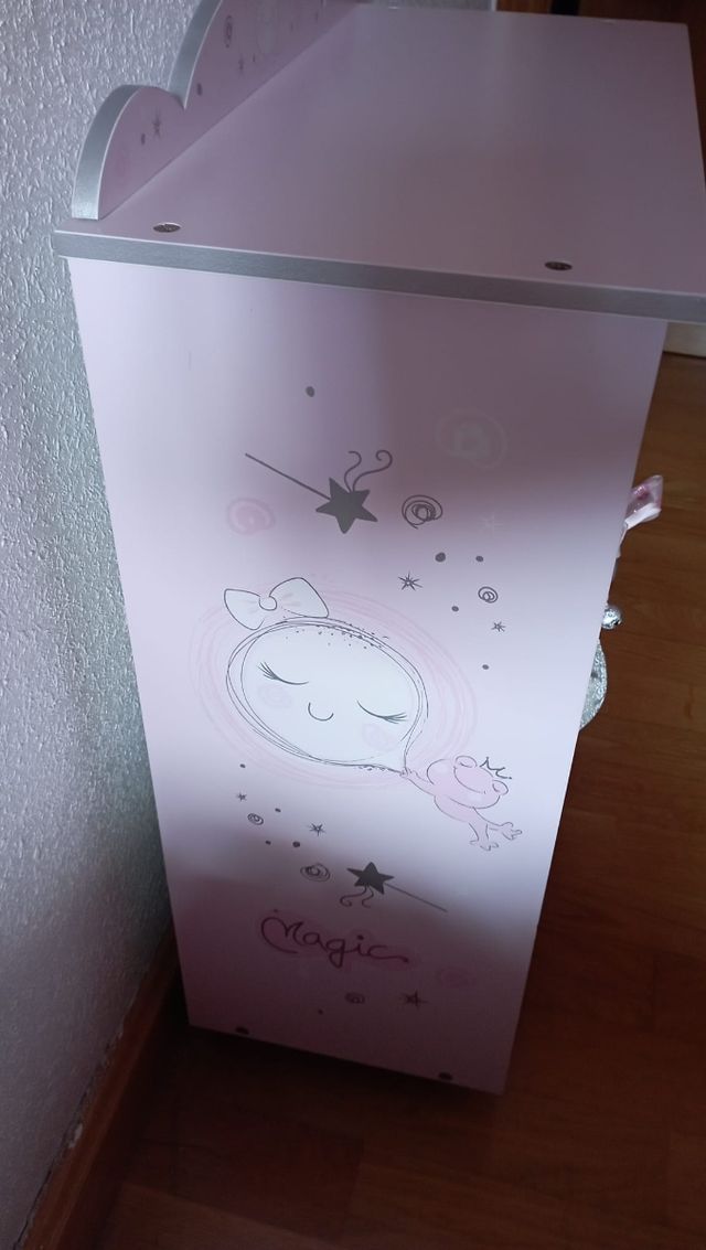 Armario de muñecas rosa