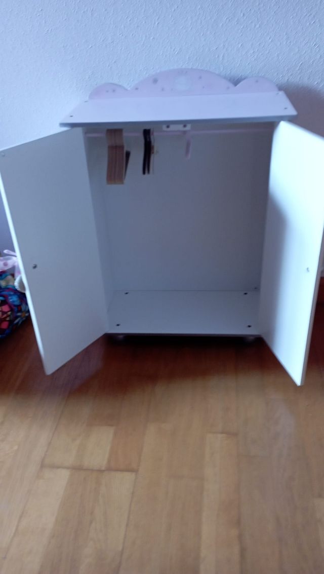 Armario de muñecas rosa