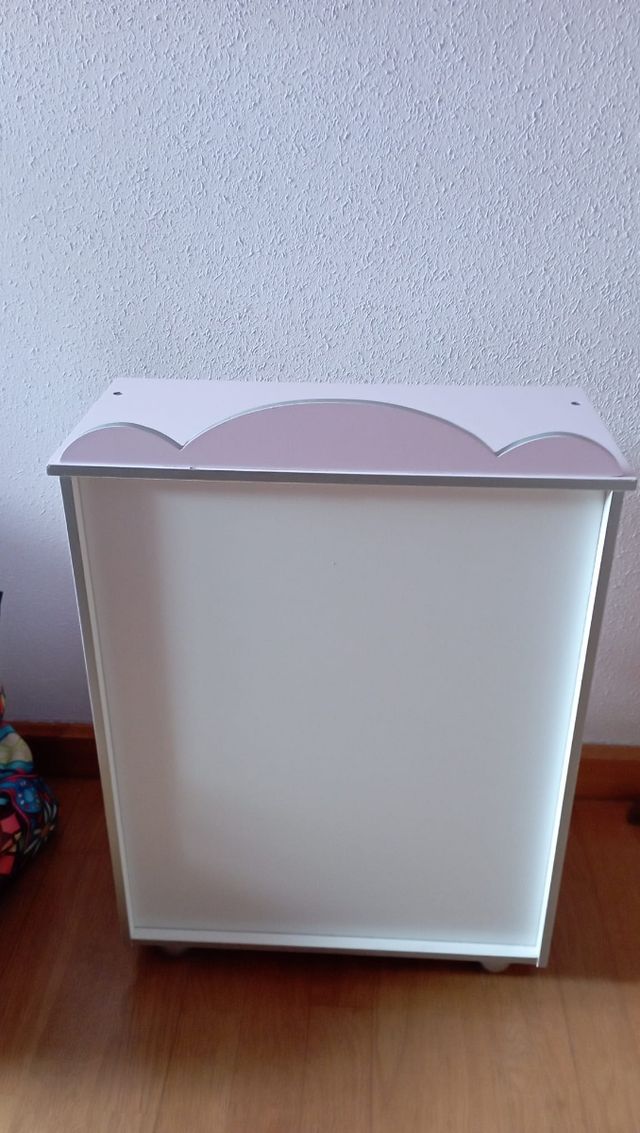 Armario de muñecas rosa