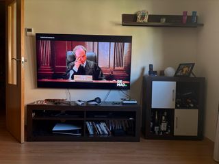 uMueble salón madera y cristal
la tele no se vende