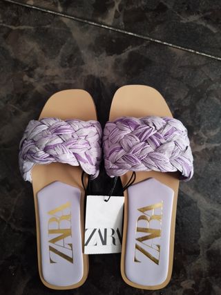 Sandalias Zara trenzadas moradas y beige