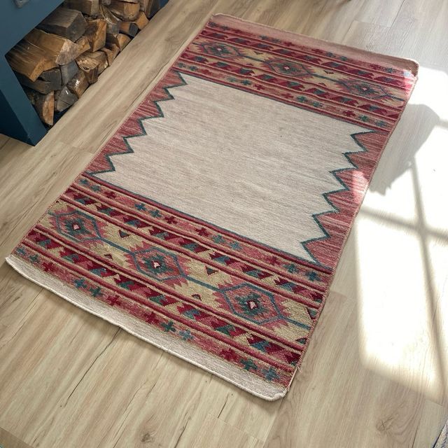 Alfombra beige y rosa de tela