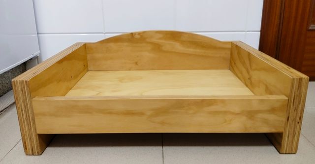 Cama de madera para mascota.