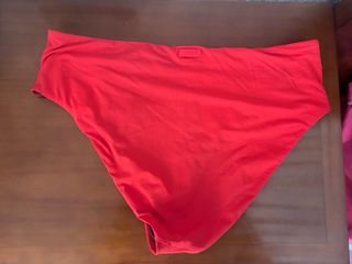 Bikini talle medio rojo y marrón