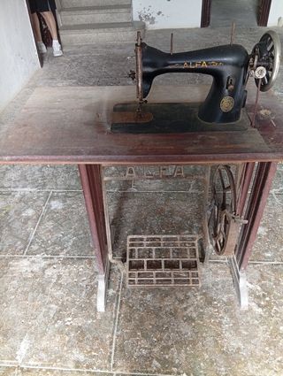Máquina de coser Alfa antigua
