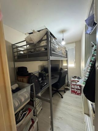 Cama elevada con escritorio metálico