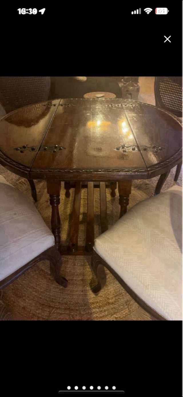 Mesa de comedor y 4 sillas