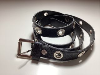Cintura nera con borchie