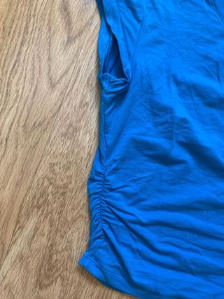 Camiseta Bershka azul fruncida talla S