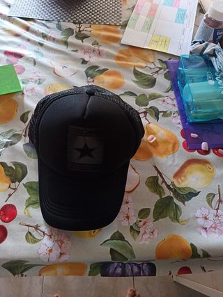 Gorra negra con estrella