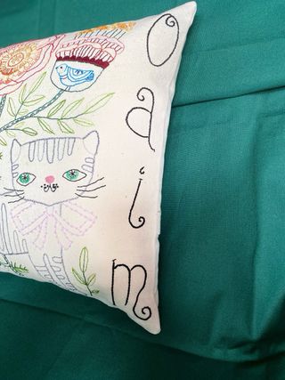 Cuscino ricamato a mano gatto e fiori
