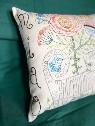 Cuscino ricamato a mano gatto e fiori