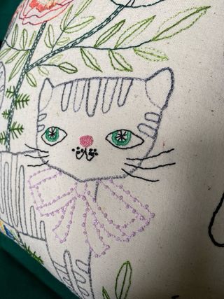 Cuscino ricamato a mano gatto e fiori
