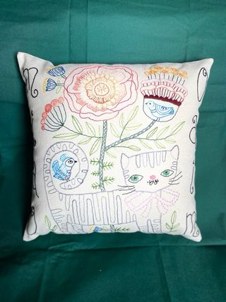 Cuscino ricamato a mano gatto e fiori